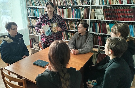 Книжный обзор«Памяти поэта посвящается» проведён вТопловской библиотеке. Книжный обзор«Памяти поэта посвящается» проведён вТопловской библиотеке.