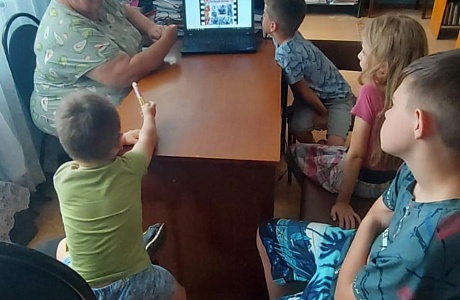 Выставка обзор «Маленькие герои большой войны» приуроченные к 80 летию Победы  