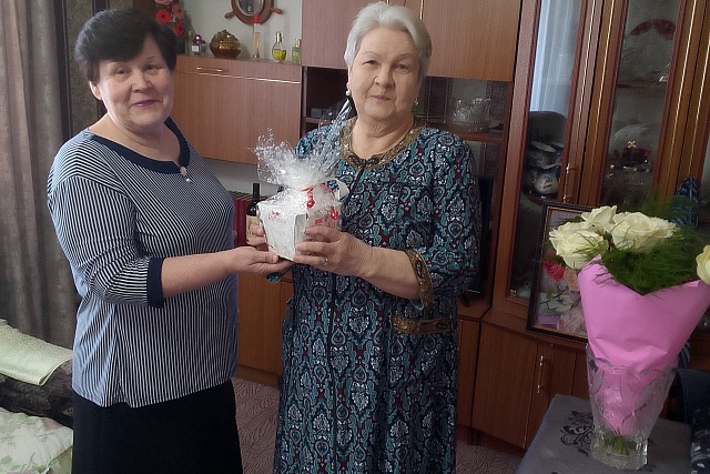 Сотрудники МБУ «КЦСОН» Малосердобинского района поздравили Коновалову  Ольгу  Константиновну
