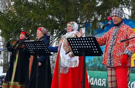 Малосердобинцы и гости района отмечали широкую Масленицу на центральной площади села Малая Сердоба