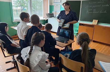 Медиа – час «Поле русской славы» проведён Саполговской библиотекой совместно с Саполговским СДК в стенах Саполговской школы. Медиа – час «Поле русской славы» проведён Саполговской библиотекой совместно с Саполговским СДК в стенах Саполговской школы.
