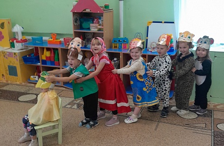 Во второй младшей группе «Любознайки» воспитатель провела познавательное занятие по развитию речи в форме игры «Путешествие по сказкам». Во второй младшей группе «Любознайки» воспитатель провела познавательное занятие по развитию речи в форме игры «Путешествие по сказкам».