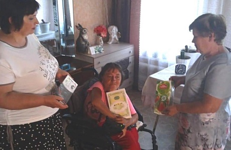 Поздравили с юбилеем получателя социальных услуг