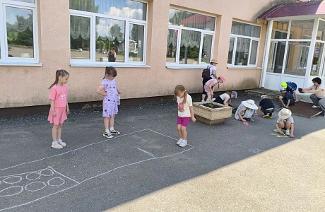 На площади возле РДК для ребят, посещающих пришкольный лагерь «Муравейник» был организован конкурс рисунков на асфальте «Мы мечтою о мире живём». На площади возле РДК для ребят, посещающих пришкольный лагерь «Муравейник» был организован конкурс рисунков на асфальте «Мы мечтою о мире живём».