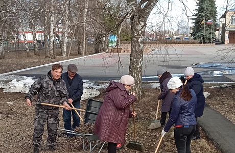 Коллектив Комплексного центра социального обслуживания населения  приступил к благоустройству   закрепленной территории
