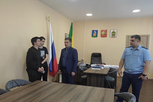  Состоялось торжественное вручение ключей от квартир детям-сиротам и детям, оставшимся без попечения родителей