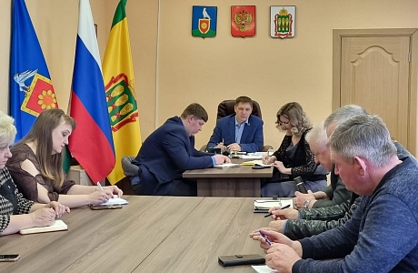 Глава района Иван Алексеевич Кирюхин провел рабочее совещание Глава района Иван Алексеевич Кирюхин провел рабочее совещание