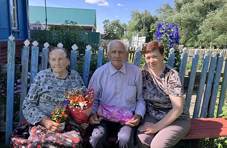 Социальные работники поздравили с Днём семьи, любви и верности семейные пары, состоящиена социальном обслуживании Социальные работники поздравили с Днём семьи, любви и верности семейные пары, состоящиена социальном обслуживании