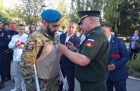 Торжественное вручение десантнику 31 десантно-штурмовой бригады Григоряну Вячеславу Артуровичу Ордена Мужества Торжественное вручение десантнику 31 десантно-штурмовой бригады Григоряну Вячеславу Артуровичу Ордена Мужества