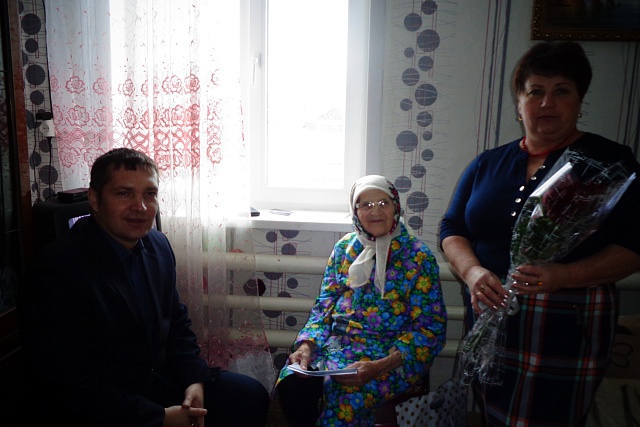 Глава администрации Малосердобинского  района Иван Алексеевич Кирюхин поздравил ветерана труда с юбилеем!