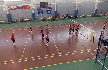 Младшая группа волейболисток ДЮСШ приняла участие в открытом Первенстве СШ г. Петровска по волейболу среди девушек