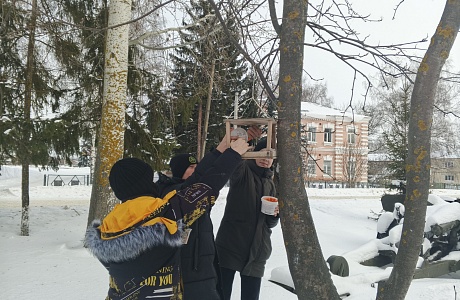 Участники волонтерского движения "Горячие сердца" наполнили кормушки зёрнами.