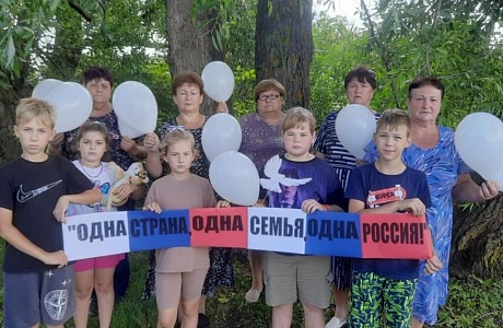Марьевским Домом культуры совместно с библиотекой, в рамках года мира и единства в борьбе с нацизмом «Мир без нацизма», проведён тематический час «Дети – жертвы Донбасса».