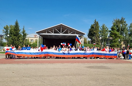 В селе Малая Сердоба прошла торжественная акция, посвященная Дню Государственного флага Российской Федерации