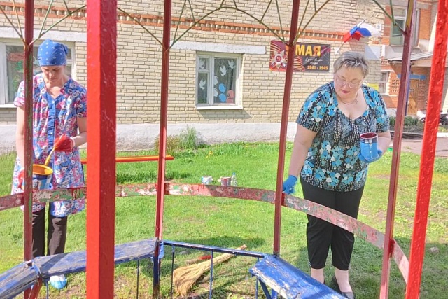 Территория в новых красках: коллектив Дома детского творчества провёл благоустройство Территория в новых красках: коллектив Дома детского творчества провёл благоустройство