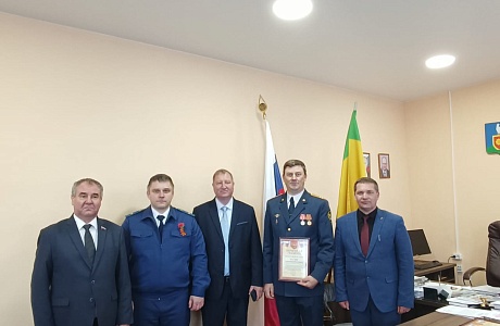Глава Малосердобинского района Иван Алексеевич Кирюхин поздравил с профессиональным праздником представителя ФКУ УИИ УФСИН России по Пензенской области Ватлина Александра Николаевича