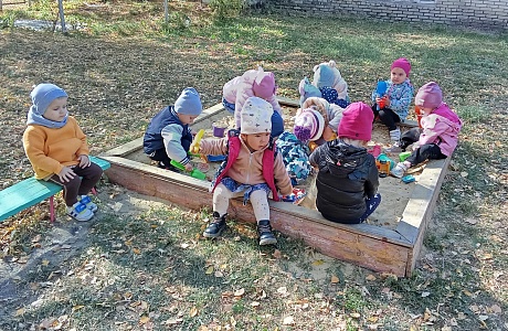 Осенняя прогулка в детском саду Осенняя прогулка в детском саду