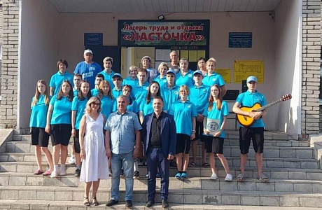 Торжественное закрытие смены лагеря труда и отдыха "Ласточка" МБОУ СОШ с.Новое Демкино. Торжественное закрытие смены лагеря труда и отдыха "Ласточка" МБОУ СОШ с.Новое Демкино.