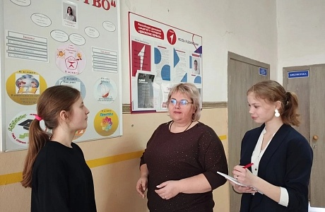 В преддверии Международного женского дня участники «Движения Первых» и волонтёры отряда «Надежда» из Старославкинской библиотеки вместе с наставниками Л.А. Талалаевой и М.И. Илюшкиной провели исторический квест «Женские лица войны» в местной школе.