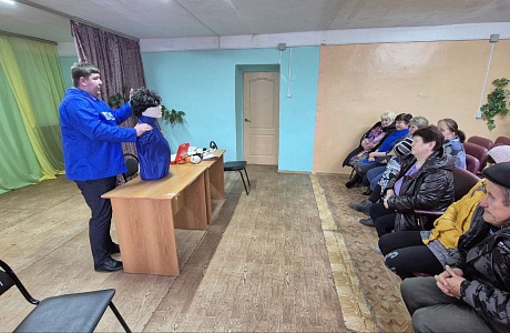 Руководитель местного отделения "Молодой Гвардии Единой России" Малосердобинского района провел обучение для жителей Дружаевского сельсовета навыкам оказания первой помощи в рамках проекта «Готов к санитарной обороне».