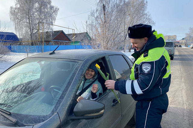 Акция «Цветы для автоледи»