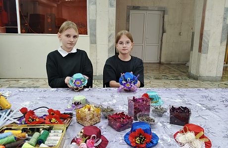 Участницы кружка "Фантазия" создают себе весеннее настроение.