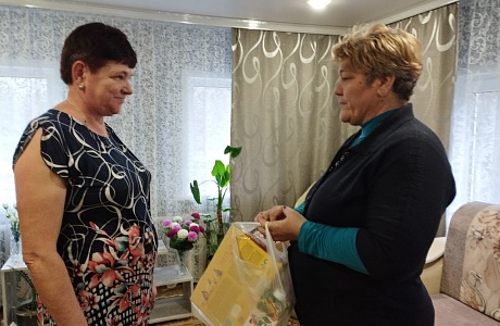 В преддверии празднования Дня матери  работник культуры Липовского СДК и депутат местного самоуправления  поздравили матерей участников СВО с Днём матери