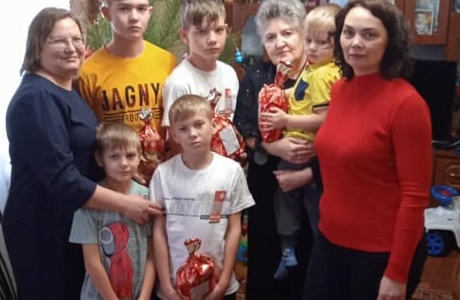 В преддверии Рождества Христова многодетные семьи получили сладкие подарки