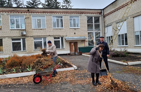 Мы снова собрались на субботник!