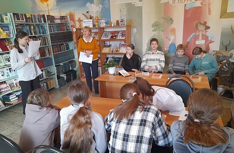Литературный час «Тропинки строк, ведущие к Победе», посвящённый 110-летию со дня рождения Константина Симонова.